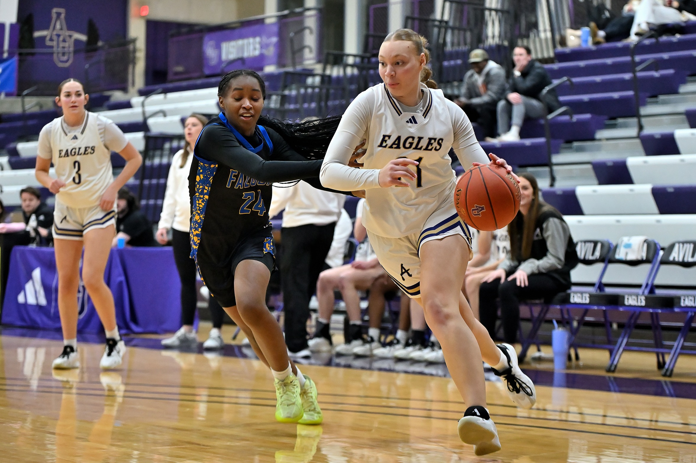 VALIANT FOURTH-QUARTER COMEBACK NOT ENOUGH AS WOMEN&rsquo;S BASKETBALL FALLS AT OTTAWA
